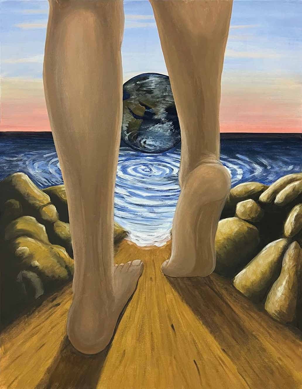 Piedi nudi avanzano lungo un sentiero verso il mare e una sfera terrestre.