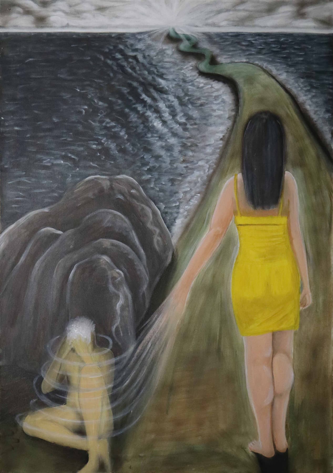 Prendimi la mano e portami lontano. Donna in abito giallo su un sentiero verso l’orizzonte, accanto a una figura seduta.